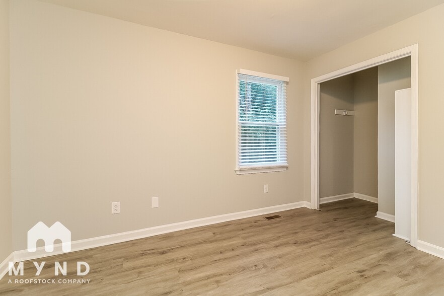 Building Photo - 5037 Huntingcreek Dr