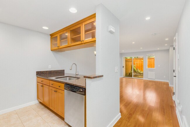 Building Photo - 2 Bedroom 2.5 Bath Townhouse Kirkland *Move in special!
