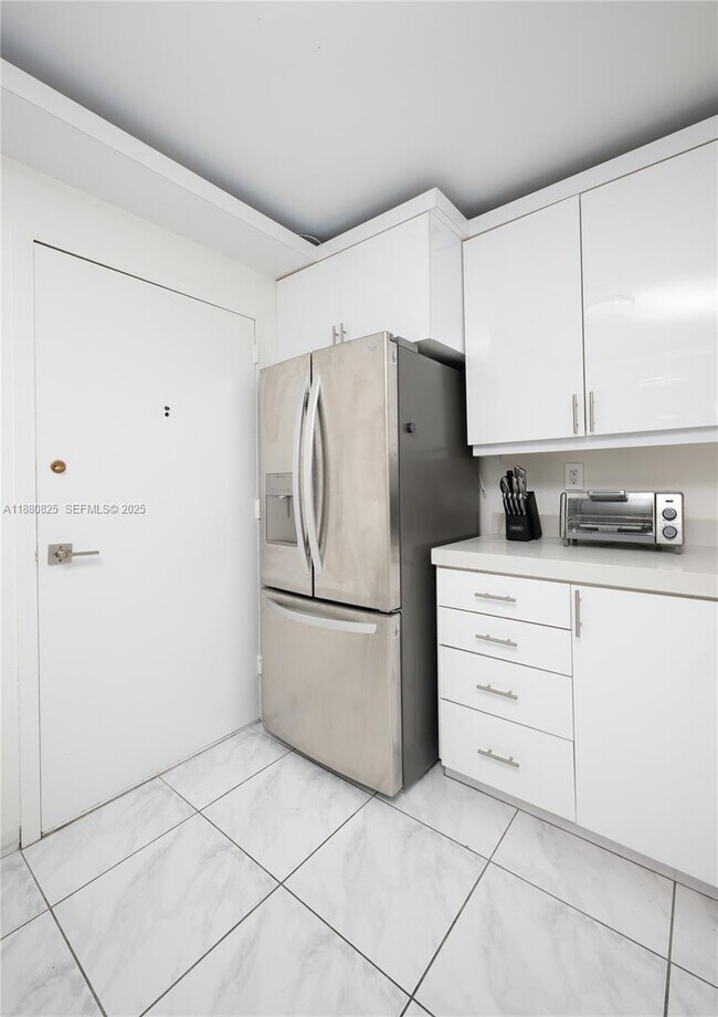 Building Photo - 2030 S Ocean Dr