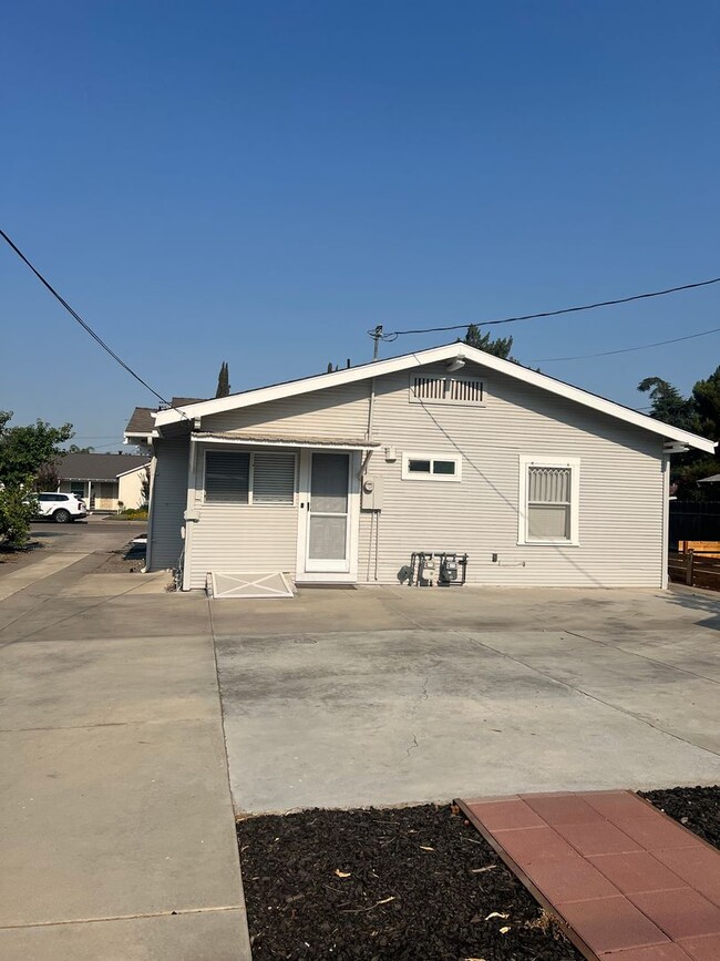Building Photo - Charming Family Home