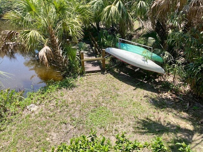 Building Photo - Captains' Lodge Old Homosassa