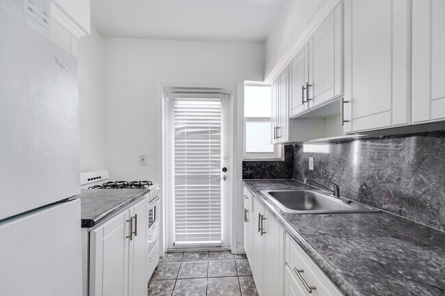 Primary Photo - 6930 Rue Versailles Dr