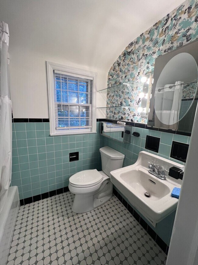 Building Photo - Recently Updated 2 Bedroom Home with Fence...