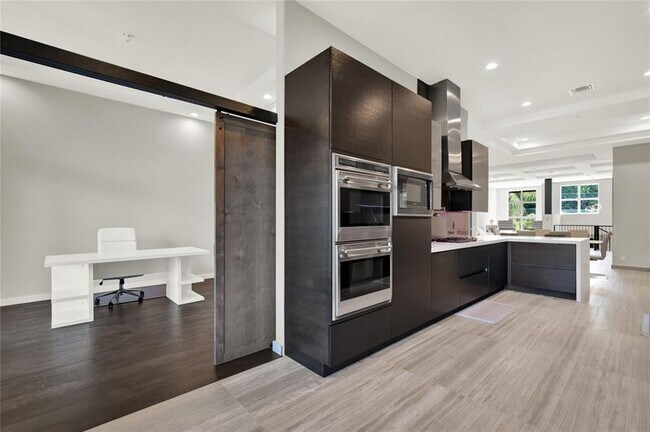 Building Photo - 425 N Ocean Blvd