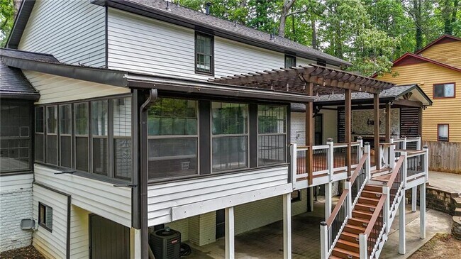 Building Photo - 3270 Brookview Dr