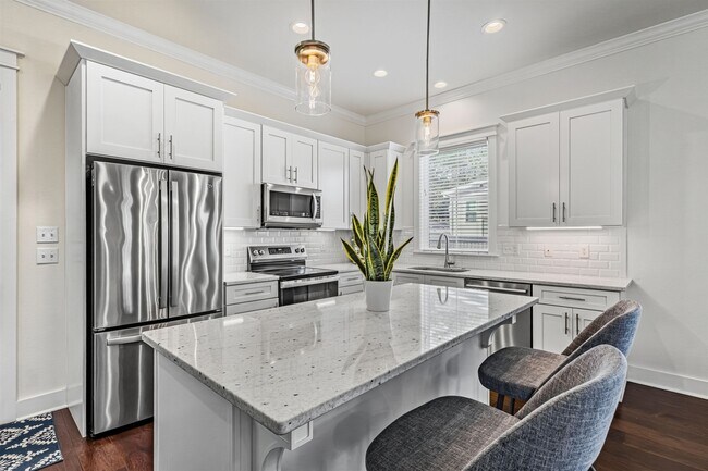 Building Photo - 411 Glenview Dr