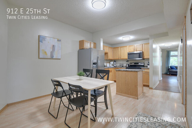 Building Photo - Updated 3 bed, 1 bath Apartment - With on-...