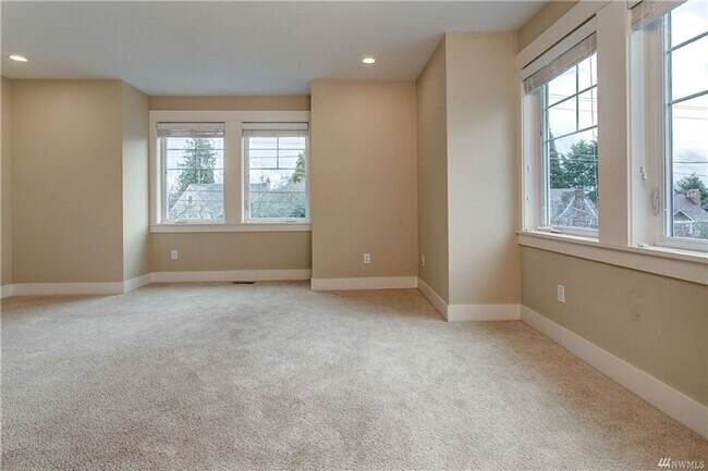 Building Photo - Seward Park 4 bedroom 3.5 bath Available now.