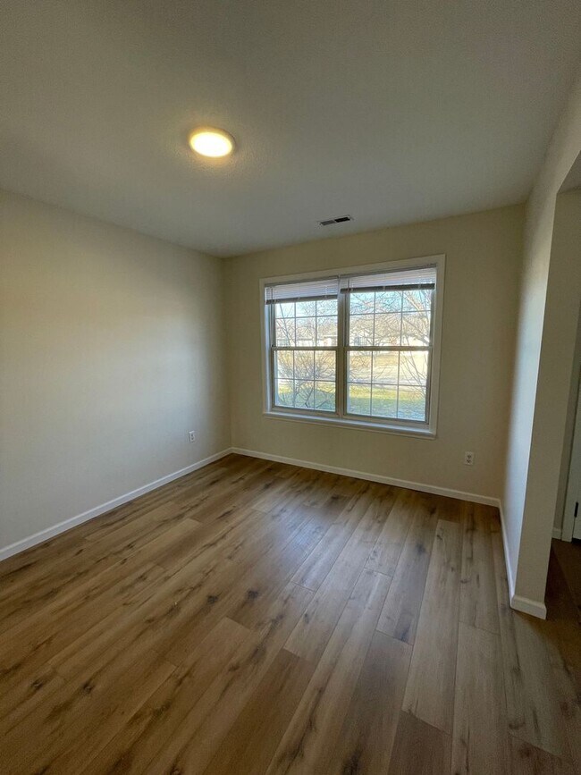 Building Photo - 4 bed 2.5 bath home in quiet Seven Oaks Subdivision