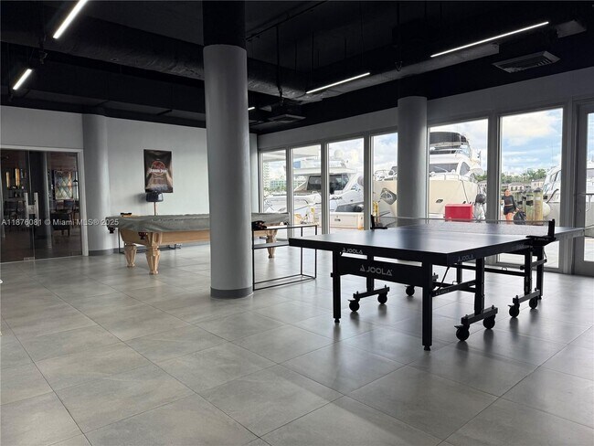 Building Photo - 900 Bay Dr