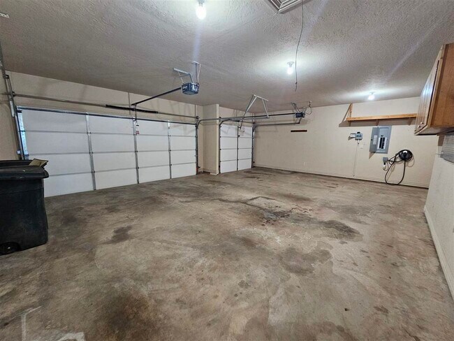 Building Photo - 6 NE Summerwood Dr