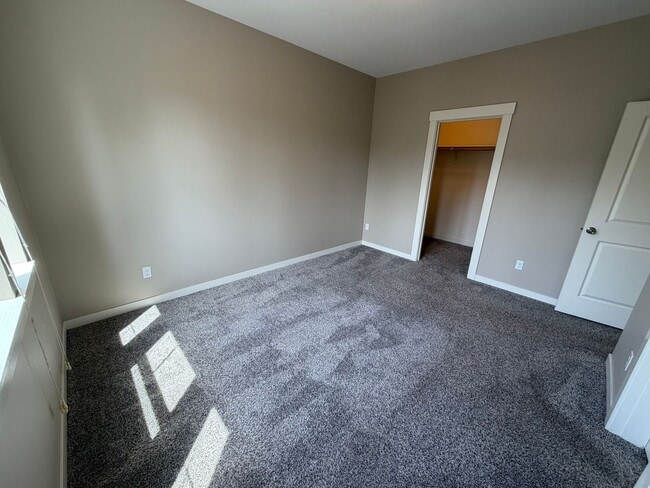 Building Photo - Charming 3-Bed, 2.5-Bath Townhouse – With Water/Sewer/Trash Included, and Prime Location!