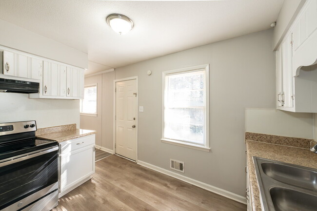 Building Photo - "Charming 3-Bedroom Retreat with 2 Full Ba...