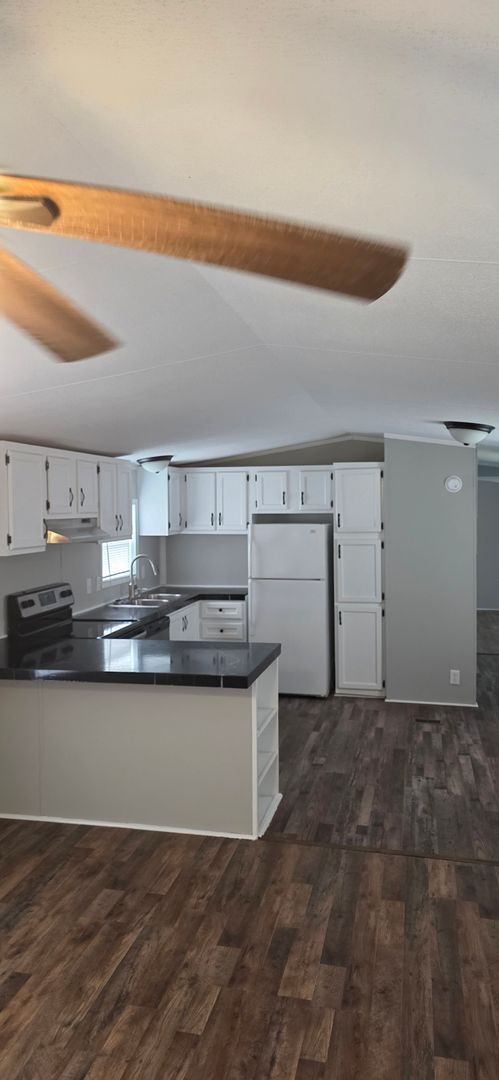 Building Photo - 3 Bed, 2 Bath Single Family