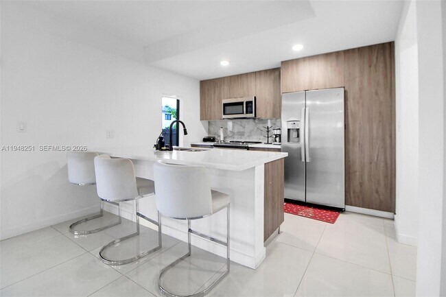 Building Photo - 320 NW 13th Ct