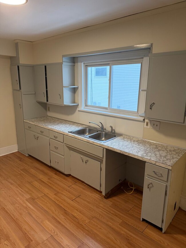 Building Photo - 3 bedrooms & 1 bath Colonial home