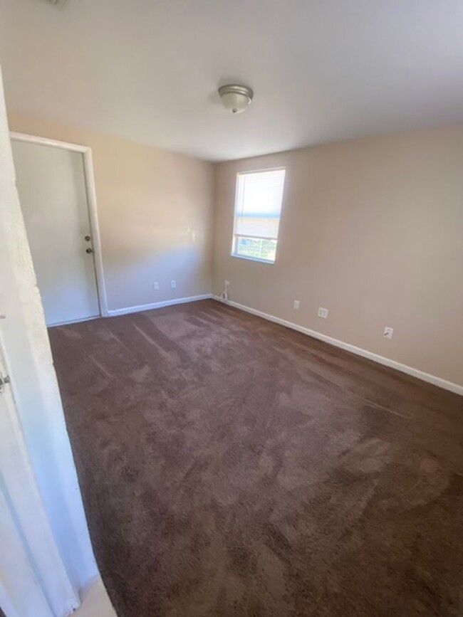 Building Photo - 2 Bed 1 Bath Home Pet Friendly With Washer...