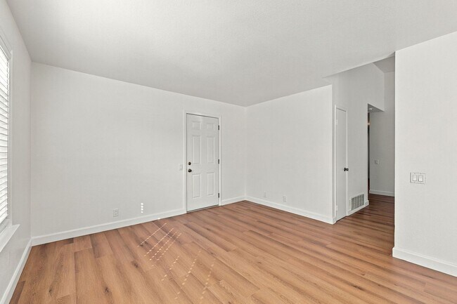 Building Photo - 560 Glenburry Way