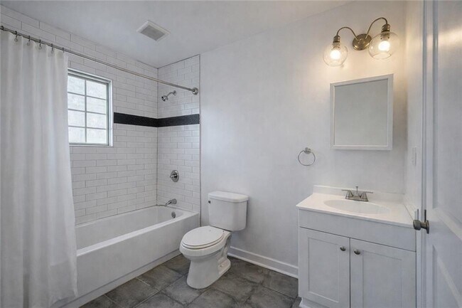 Building Photo - 1488 E Forrest Ave