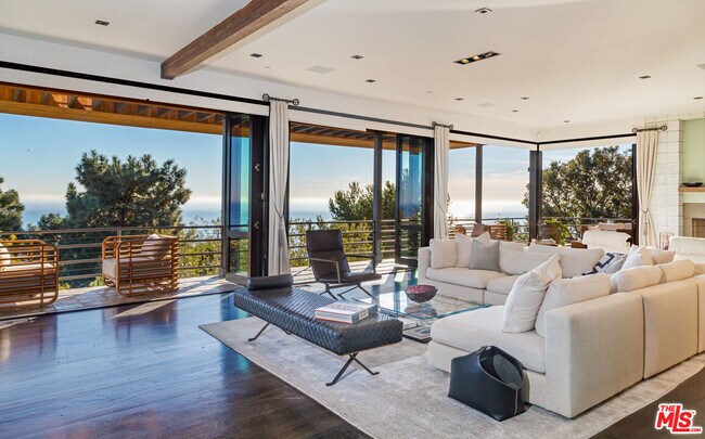 Building Photo - 3900 Villa Costera