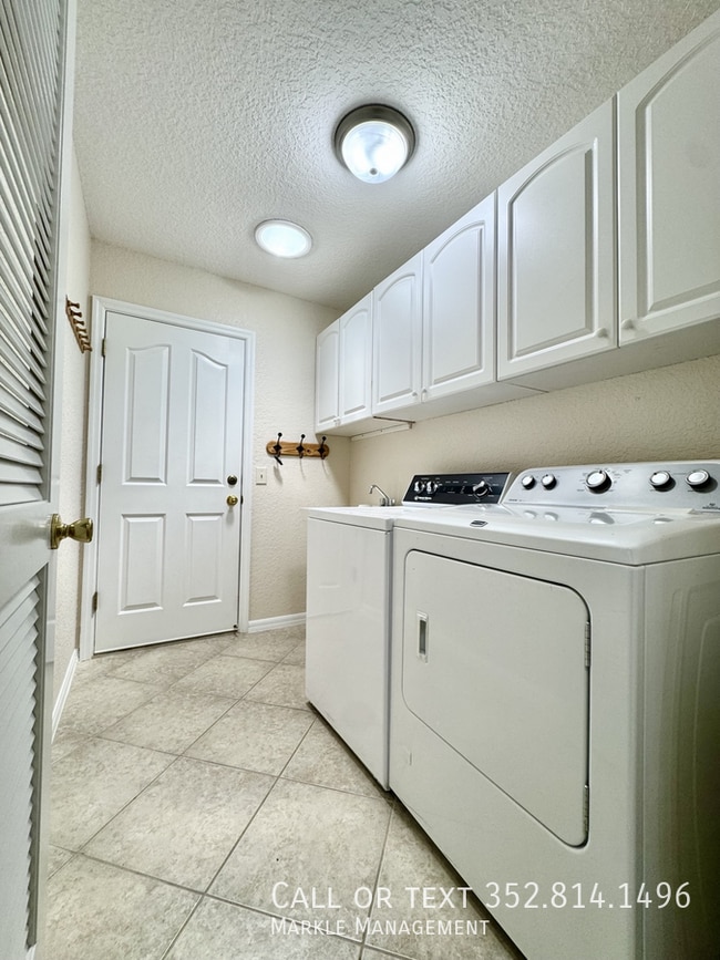 Building Photo - 487 Thistledown Way