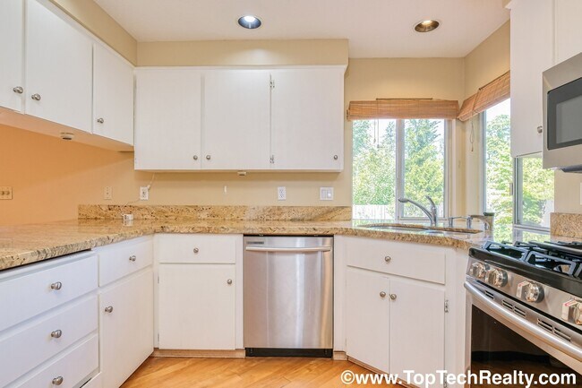 Building Photo - Charming 3 BD* 2.5 BTH Single Family Home In Deerfield Neighborhood! Great Location & Quiet Neigh...