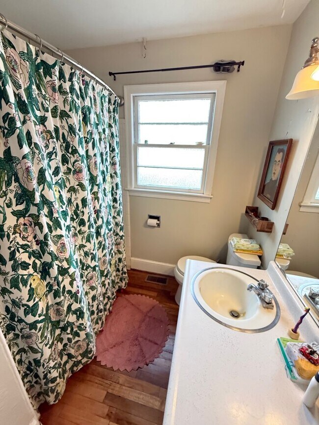 Building Photo - Cute Three Bedroom Near Piedmont Hospital