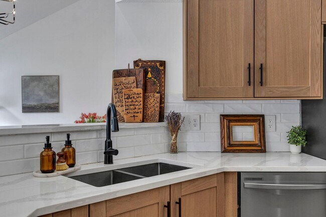 Building Photo - 2639 Berber St