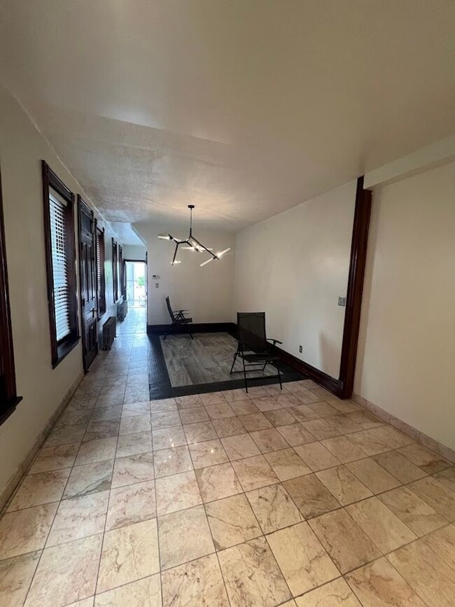 Building Photo - 5 Bed 2.5 Bath Single-Family Home