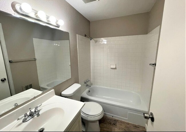 Building Photo - 10964 Elm Dr