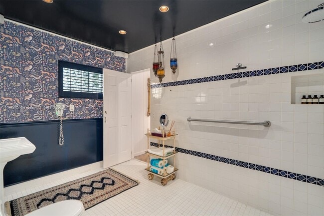 Building Photo - 7975 Biscayne Point Cir