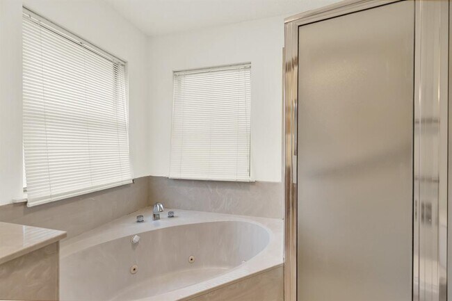 Building Photo - 850 Mission Hills Dr