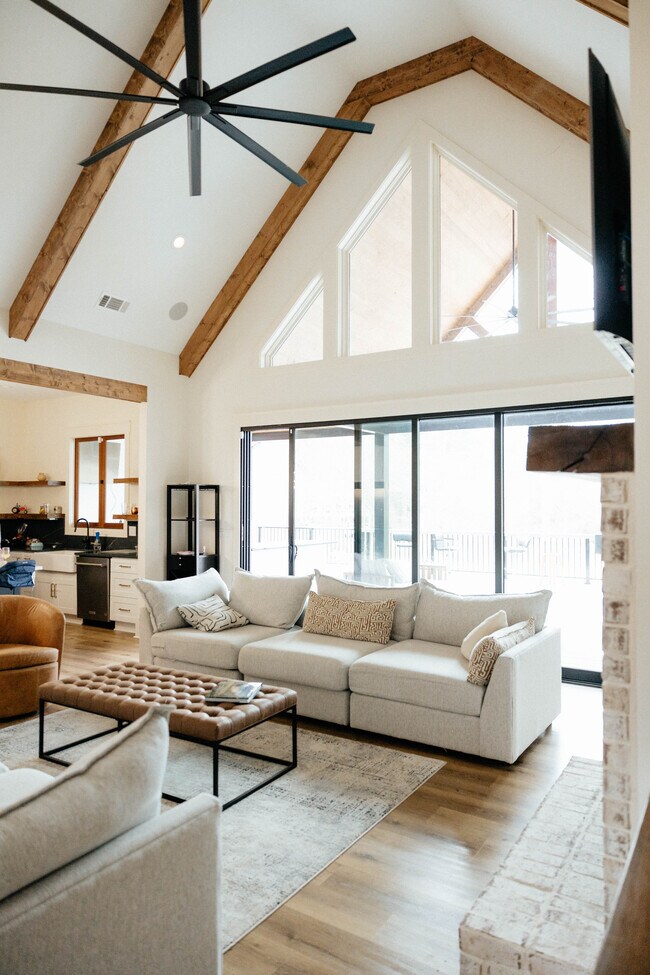 Building Photo - 1031 Pinehurst Dr