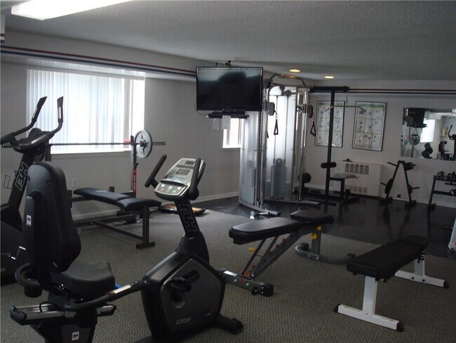 Building Photo - 887 Farmington Ave