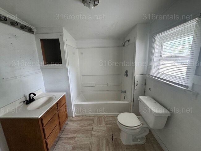 Building Photo - $1099 4 bed 1 bath - Single Family home