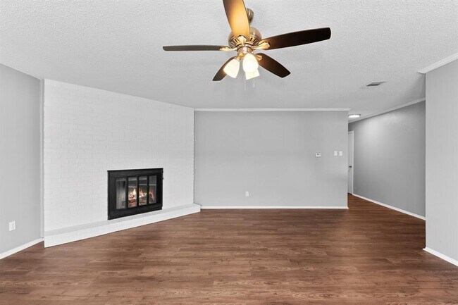 Building Photo - 1703 W Mesa Park Dr