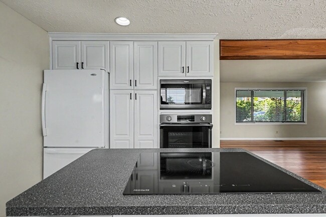 Building Photo - 4 bed, 2 bath single-level home in quiet West Salem neighborhood!