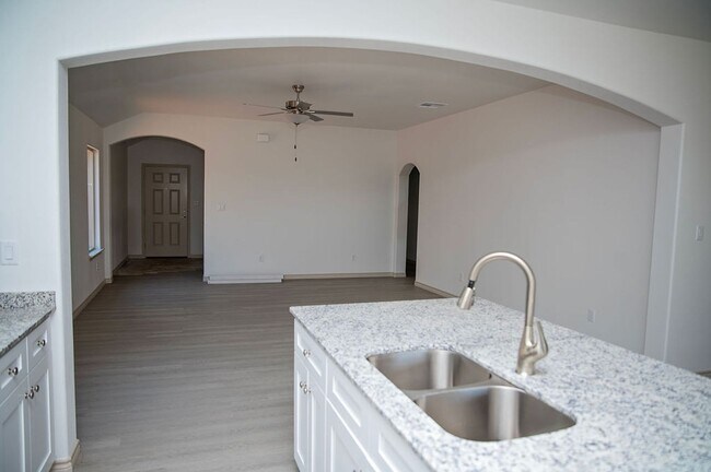 Building Photo - Fresh, Functional, and Move-In Ready | Sil...