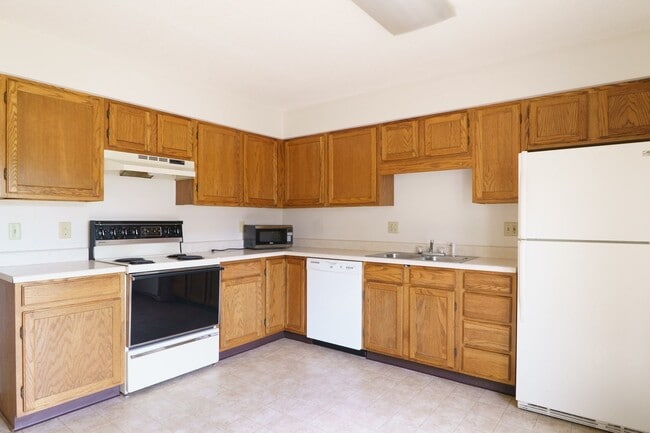 Building Photo - 2 Bedroom Townhome Available August 14th, 2026!