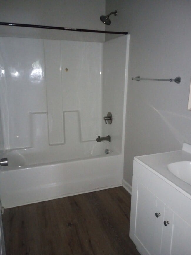 Building Photo - 3 Bedroom 2 Bathroom House