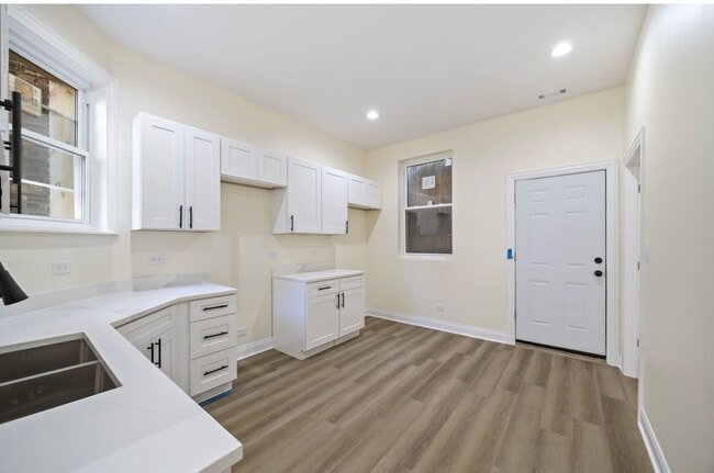 Building Photo - 5617 S Laflin St