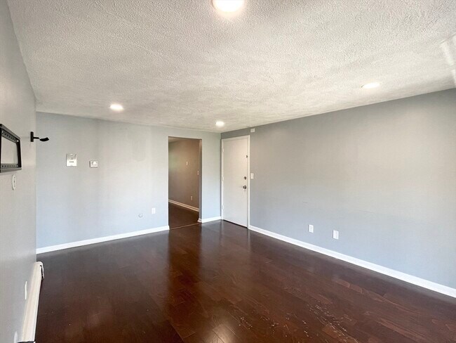 Building Photo - 4 Woodcrest Ct