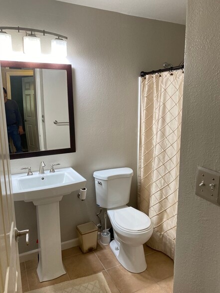 Building Photo - 1022 Cedar Gables Dr