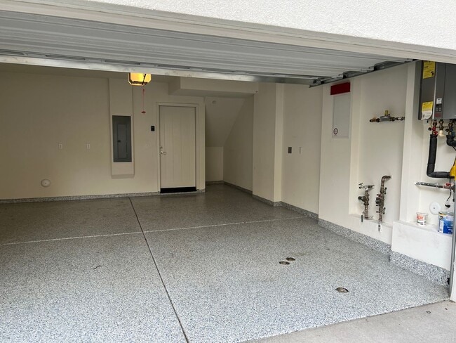 Building Photo - Exclusive Executive Condo in the Heart of ...