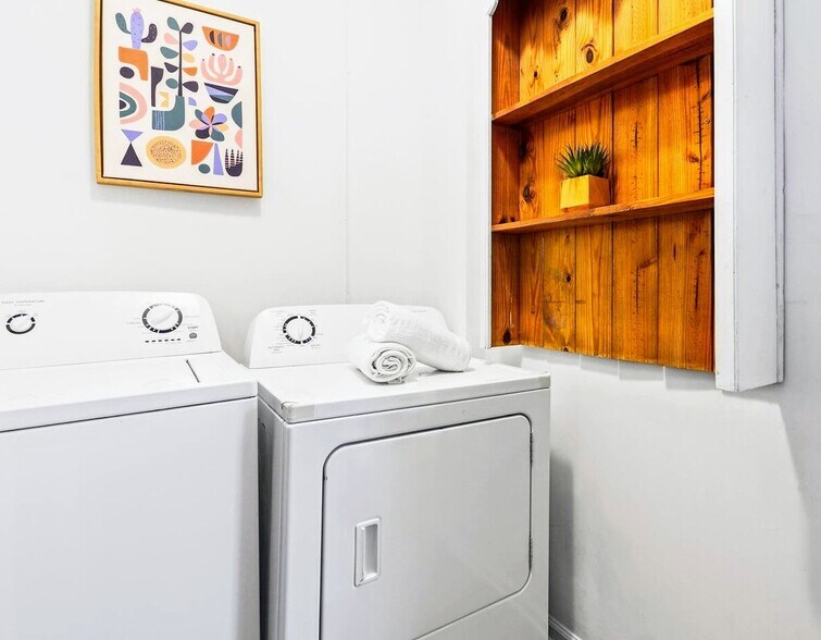 Building Photo - 66 Howell St NE