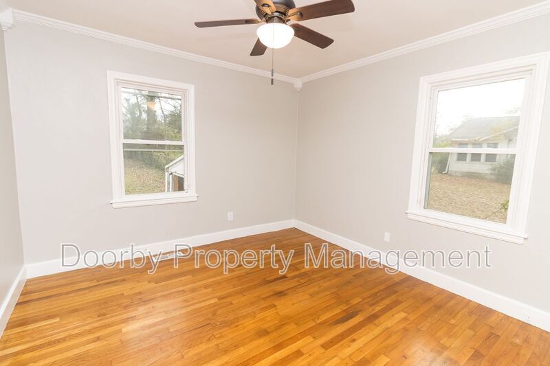 Building Photo - 210 S Lovell Ave