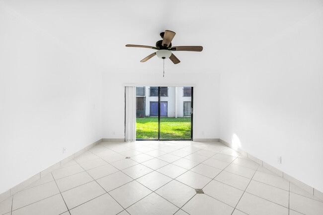 Building Photo - 153 W Laurel Dr