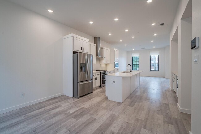 Building Photo - Gated Luxury Townhomes with yard + Roof Patio