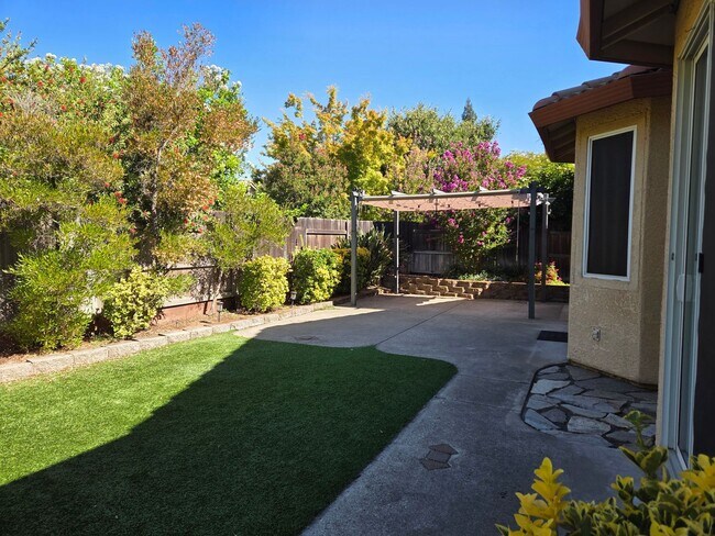 Building Photo - Broadstone - 3bdrm, 2 bath - Close to Shopping, Park & Schools!