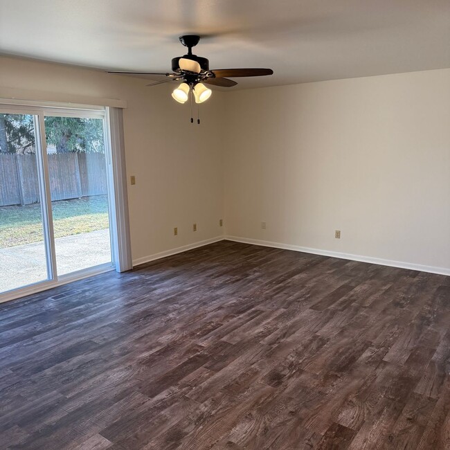 Building Photo - 213-217 N Thompson Rd